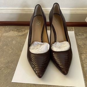 Brown leather pointy pumps